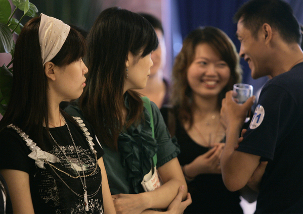 Гості спілкуються на вечірці. 21 вересня 2008 р. Шанхай. Фото: China Photos/Getty Images