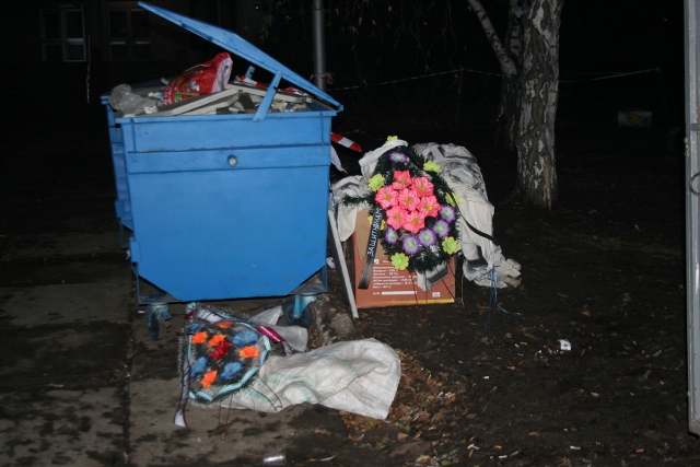 Вечером 11 декабря сотрудники коммунальных служб города и правоохранители демонтировали последнюю палатку в лагере голодающих чернобыльцев. Фото: НОВОСТИ.dn.ua