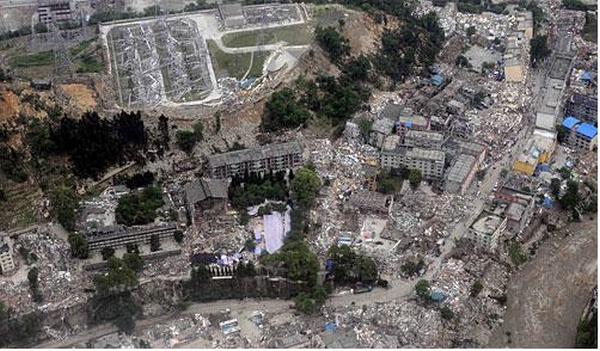 Снимок уезда Вэньчуань - одного из наиболее пострадавших в результате землетрясения районов, сделанный со спутника. Фото с secretchina.com