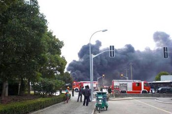 В шанхайском аэропорту тушат загоревшийся самолёт и склад. 28 ноября 2009 год. Фото с epochtimes.com