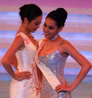 Учасниці конкурсу краси Міс Світу – 2005 Хуонг Джіанг Ву (л) із В’єтнаму та Карлін Агуалар (п) із Філіппін на репетиції фіналу. Фото: Getty Images.