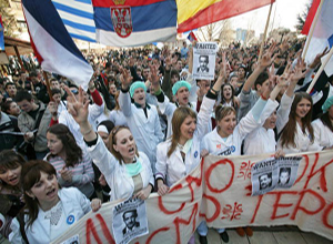 Несколько тысяч сербских студентов из Университета Приштины, который был перемещён в Митровицу – национально разделенный город, приняли участие в массовом митинге, 21 февраля 2008 г. Фото: ROBERT ATANASOVSKI/AFP/Getty Images