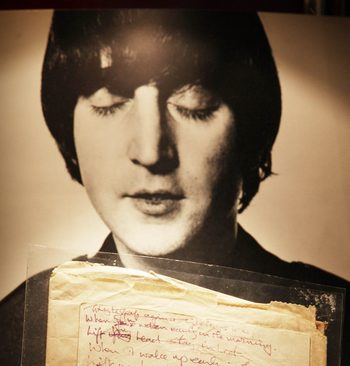 Рукопис Джона Ленона зі словами до відомої пісні «Lucy in the Sky with Diamonds» буде виставлено у травні цього року на аукціоні у Беверлі-Хіллз. Фото: Peter Macdiarmid/Getty Images