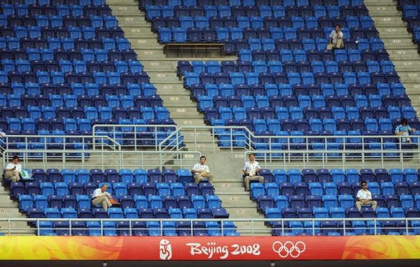 Все билеты на состязания распроданы, однако трибуны пустые. Фото: PETER PARKS/AFP/Getty Images