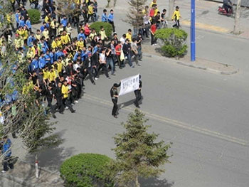 Около 2000 студентов вышли с протестами к правительственному зданию Ксилинол во Внутренней Монголии, КНР. Фото: Информационный центр по правам человека Южной Монголии.