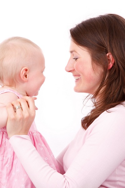 Поради батькам: малюки найкраще розвиваються через гру та мамину любов. Фото: pixabay.com