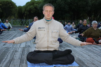 Здоровий спосіб життя знову в моді. Колективна медитація Фалуньгун. Фото: Ірина Оширова. Велика Епоха