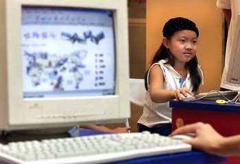 Діти складають третину Інтернет-користувачів у Китаї. Фото: STEPHEN SHAVER/AFP/Getty Images