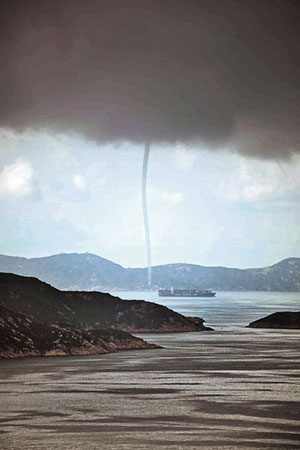 Водяний смерч в Гонконзі. 19 серпня 2009. Фото з epochtimes.com