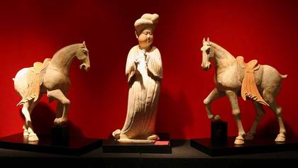 Гарцующие кони и статуя династии Тан. Галерея Oi Ling, Гонконг. Фото: Тим Макдевитт/The Epoch Times