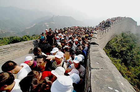 Кількість туристів на Великій китайській стіні перевищує всі мислимі норми. Фото: AFP