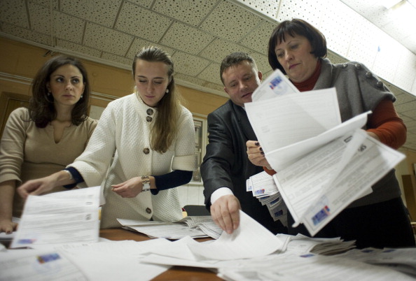 Підрахунок голосів на виборчій дільниці в Москві, 4 грудня 2011. Фото: NATALIA KOLESNIKOVA/AFP/Getty Images
