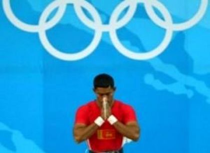 Шинтана Виданаге із Шрі-Ланки молиться під час змагань із важкої атлетики в групі серед чоловіків до 62 кг на третій день Олімпійських ігор. Деякі атлети були незадоволені релігійними послугами на Олімпійських іграх. Фото: Stu Forster /Getty Images