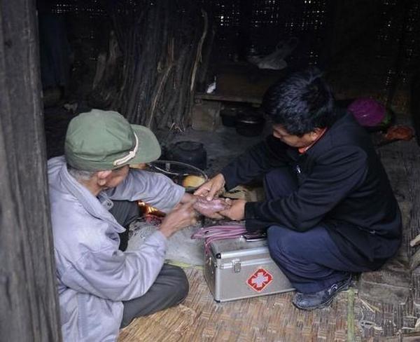 Ніщо не може перешкодити китайському «лікареві з канатної дороги» допомагати людям. Фото з zhongyi.sina.com