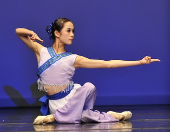 Анжелія Ван, яка отримала золоту медаль у молодшій віковій групі серед жінок на третьому міжнародному конкурсі NTDTV з класичного китайського танцю минулого року. Фото: Едвард Дай/Велика Епоха