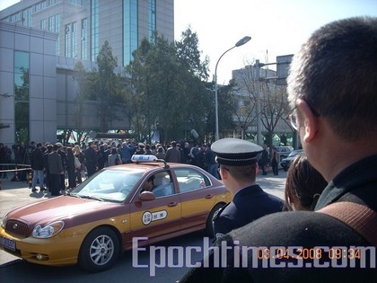 Багато людей зібралися напроти будівлі суду, щоб підтримати правозахисника Ху Цзя. Фото: epochtimes.com