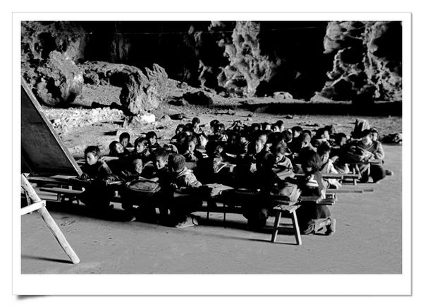 Один з американських підприємців Френк Беддор, перебуваючи в США, кілька років тому випадково побачив фото цих дітей у печері, які, незважаючи на таке середовище існування, дуже сумлінно читали підручники, і був зворушений цим. Фото: З сайта еpochtimes.co 