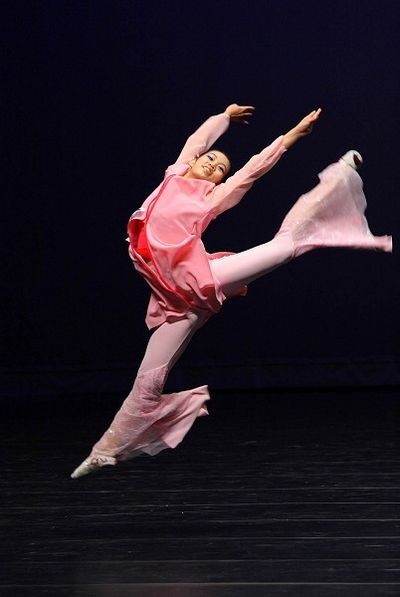 Учасники Всесвітнього конкурсу китайського танцю демонструють свою майстерність. Фото: У Байхуа/The Epoch Times 