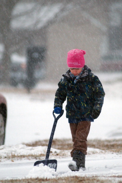 Коралвіль, Айова. Чотирьохрічний Лукас очищує дорогу від снігу, 21 лютого 2013 року. Фото: David Greedy / Getty Images