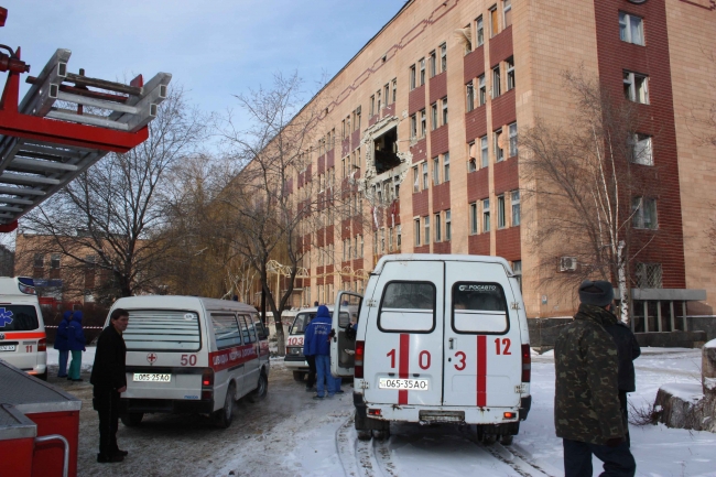 Вибух частково зруйнував лікарню в Луганську. Фото: mns.gov.ua