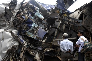 Железнодорожная катастрофа в Индии. Фото: DESHAKALYAN CHOWDHURY/AFP/Getty Images