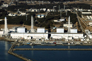 Поврежденная землетрясением АЭС Фукусима в японском городе Futaba в префектуре Фукусима 12 марта 2011 года. (STR / AFP / Getty Images)