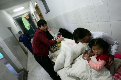 Многие больницы в Китае переполнены детьми, зараженными кишечным вирусом. Фото: China Photos/Getty Images