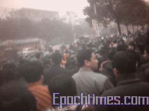 Декілька сотень вчителів п'яти середніх шкіл в районі Лінлін м. Юнчжоу провінції Хунань пішли до місцевої влади з колективною апеляцією. Фото: Велика Епоха