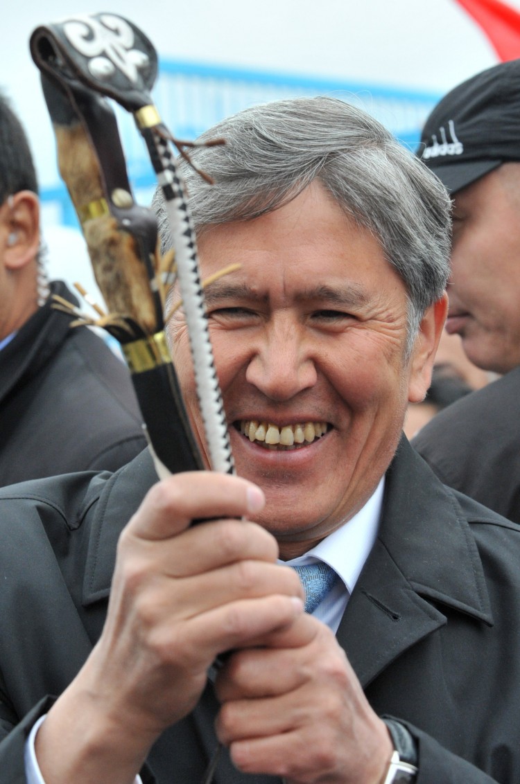 Премьер-министр и кандидат в президенты Киргизстана Алмазбек Атамбаев держит в руках кнут, традиционный символ власти в этой стране, 27 октября. Фото: Vyacheslav Oseledko/AFP/Getty Images