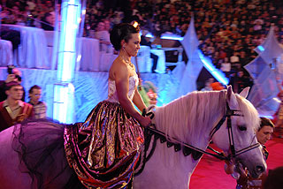 Володарка вечора Стелла відкрила святковий зорепад, виїхавши верхом на коні. Фото: Володимир Бородін/Велика Епоха