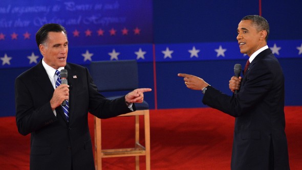 Президент США Барак Обама (праворуч) під час другого раунду дебатів зі своїм суперником Міттом Ромні. Фото: Stan Honda / AFP / Getty Images