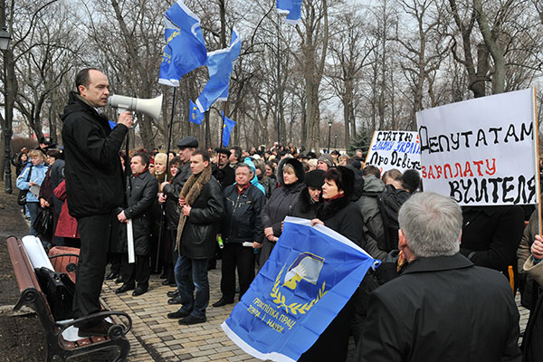 Понад 5 тисяч працівників освіти з різних регіонів України 22 березня вийшли до Кабінету Міністрів з вимогою підвищення зарплати. Фото: Володимир Бородін/The Epoch Times Україна