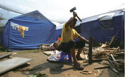 У багатьох постраждалих районах люди досі живуть у наметах. Фото: Getty Images