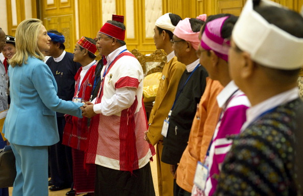 Госсекретарь США Хиллари Клинтон приветствует членов верхней палаты парламента Мьянмы во время встречи в Парламентском подворье в Нейпьидо 1 декабря 2011 года. Фото: Saul Loeb/Getty Images 