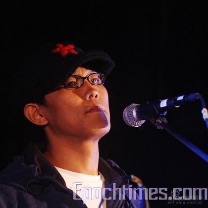 Юй Чжоу исполняет песню «Слова любви». Фото: The Epoch Times