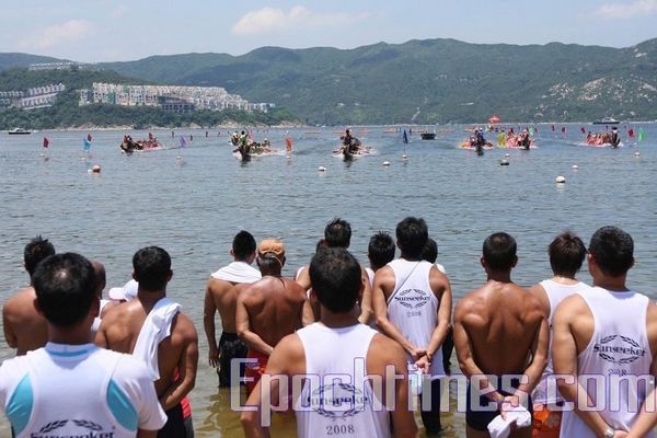 Перегони на човнах-драконах у Гонконзі. Фото: У Лянью/Тhe Epoch Times