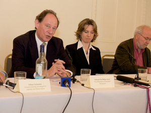Эдвард МакМиллан-Скотт, вицепрезидент Европейского парламента и член ЕП от Йоркшира и Хамбера, выступает на пресс-конференции в Лондоне во вторник, 28 апреля 2009 г. Фото: Эдвард Стефен/The Epoch Times