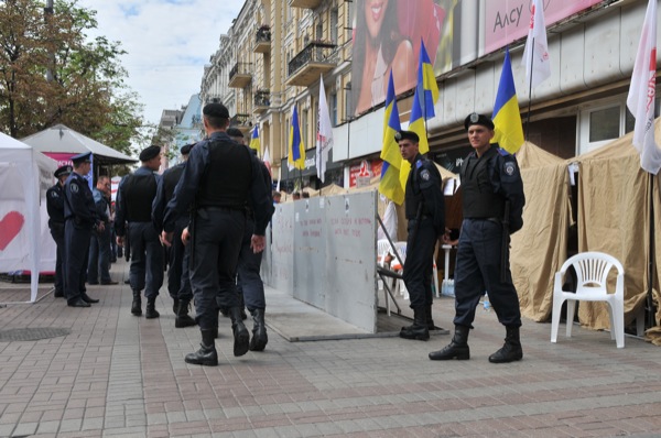 Безстрокову акцію протесту біля Печерського районного суду в Києві почали прихильники екс-прем'єра України Юлії Тимошенко, після її арешту 5 серпня. Киів, 6 серпня. Фото: Володимир Бородін / The Epoch Times України