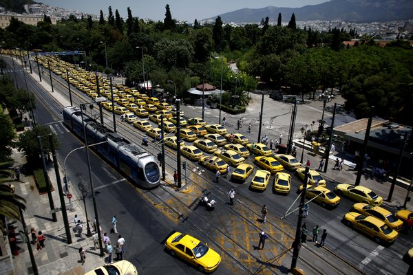 В Греції тисячи гречеських таксистів заблокувала під'їзні дороги для туристів.Фото: Angelos Tzortzinis/Getty Images