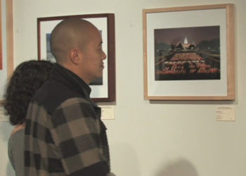 Відвідувачі дивляться на фотографії на виставці у Нью-Йорку. Фото: канал NTD