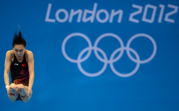 Китаянка У Мінься бере участь у фіналі змагань зі стрибків у воду з трампліна, 3 м серед жінок 5 серпня на Олімпіаді-2012 в Лондоні. Фото Martin Bureau/AFP/Getty Images