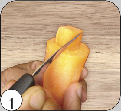 Почистити щільну моркву діаметром не менше 3 см, відрізати прямий кусок розміром 8—12 см. Ножем зробити квадратний «хвіст» майбутній шишці. Далі надати йому овальну форму.