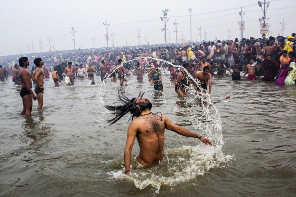 У перший день фестивалю Глечиків мільйони індусів поринули у річку Ганг, 14 січня 2013 р. Фото: Daniel Berehulak/Getty Images