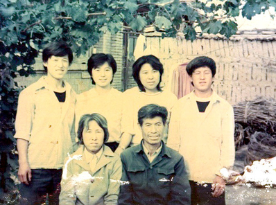 Сім'я Чень Юньчуань із шести осіб. П'ять з них загинули в результаті переслідування Фалуньгун у Китаї. Чень Шулань (друга праворуч на задньому плані) нещодавно перенесла два переломи хребта після затримання. Фото: Minghui.org