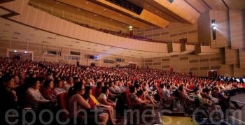 Шоу нью-йоркской труппы Shen Yun Performing Arts 10 апреля 2010 г. проходило при полном аншлаге в центре искусств района Каошиюн. Фото:The Epoch Times