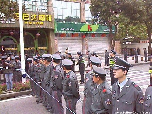 Акція протесту китайських користувачів Інтернет проти корумпованості місцевого суду. Місто Фучжоу провінції Фуцзянь. 16 квітня 2010 р. Фото з epochtimes.com 