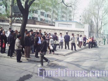 Апеллянты возле западных ворот пекинского университета выражают своё негодование профессору Сунь Дундуну по поводу его заявления. Фото: The Epoch Times