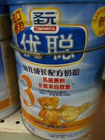 Китайские молочные смеси фирмы Sinutra вызывают раннее половое созревание младенцев. Фото: business.sohu.com