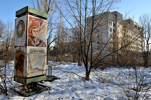 Проржавілий стенд з радянськими гаслами у Прип'яті. Фото: Володимир Бородін/The Epoch Times