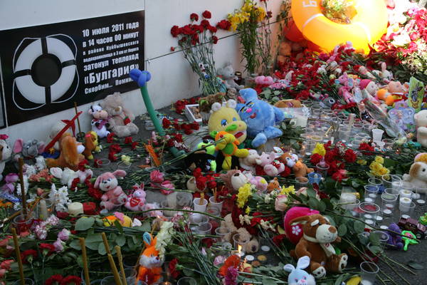 До імпровізованого меморіалу жертв трагедії були покладені квіти. Сотні людей з 11 липня несуть до «меморіальної стіни» Річкового вокзалу квіти, вінки, свічки та дитячі іграшки. Фото: prav.tatarstan.ru 